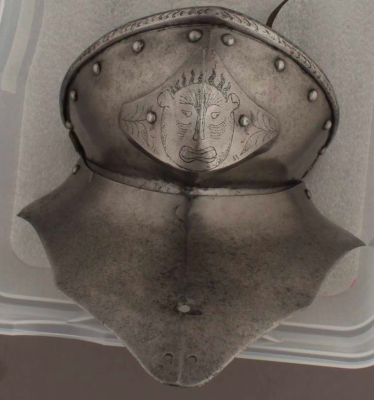 Same arrangement here as St Florian has, two retention strap attachment holes at the base of the bevor collar.